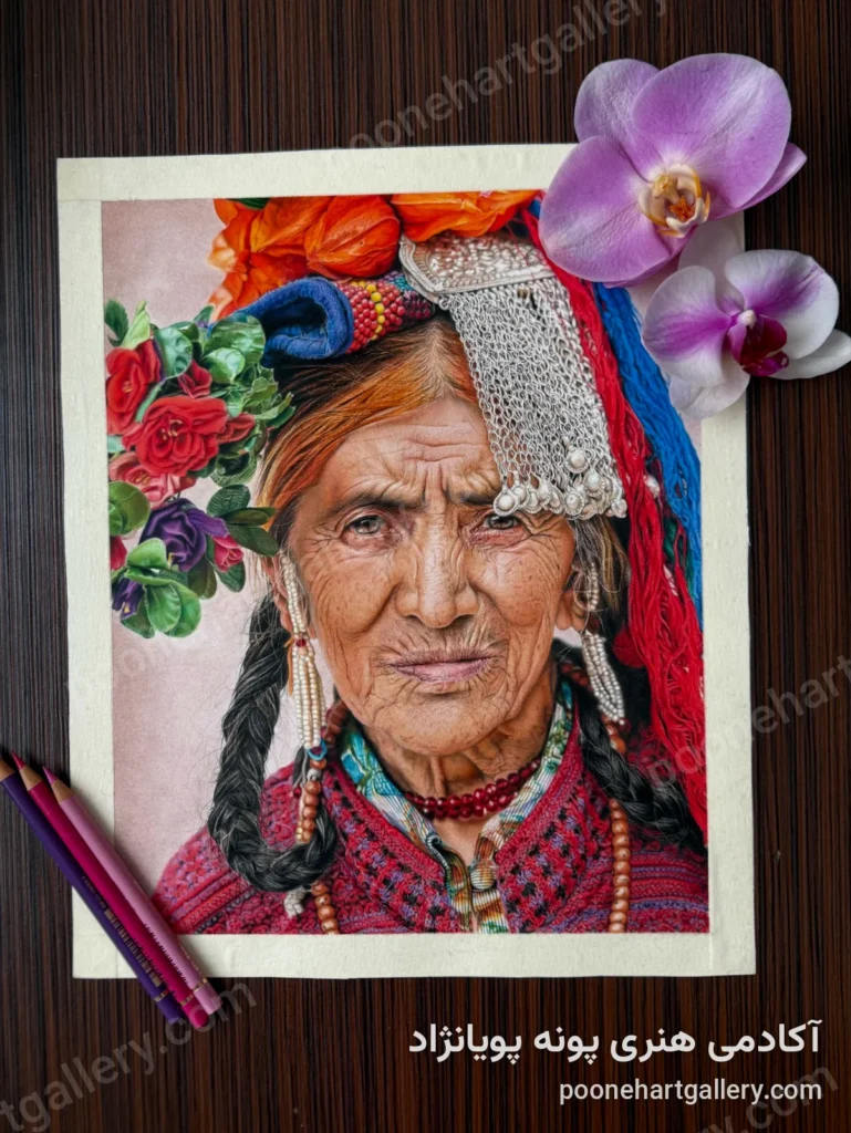 پرتره مداد رنگی پیرزن با سربند نقرهای سنتی